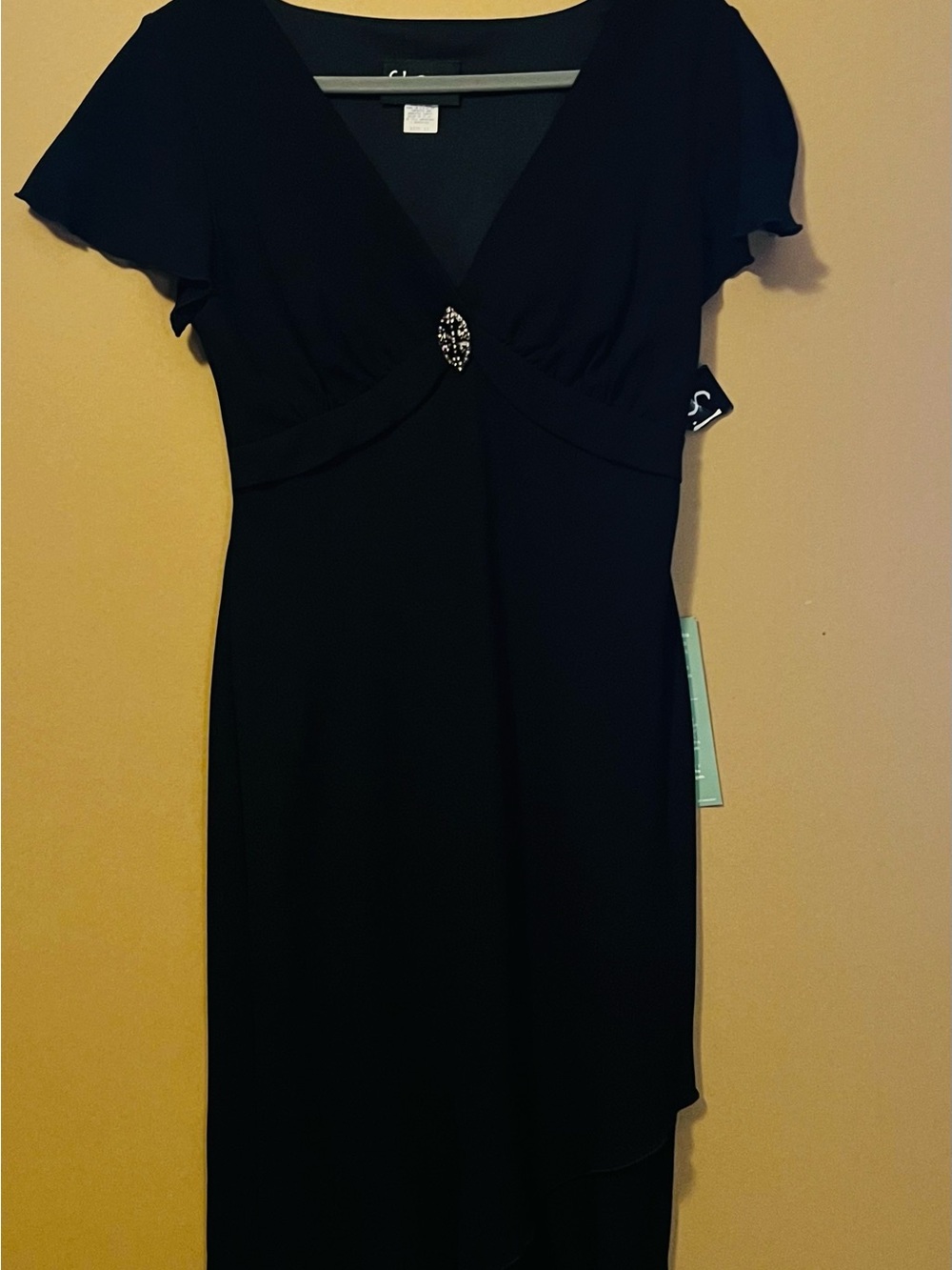 Elegant Black V-Neck Evening Dress with Decorative Brooch